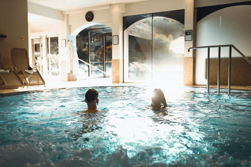 Hallenbad mit Speltenbacher Thermalsalz im Wellness und Spa Vulkanium im Vulkanlandhotel Legenstein im Thermen- und Vulkanland Steiermark Region Bad Gleichenberg.jpg
